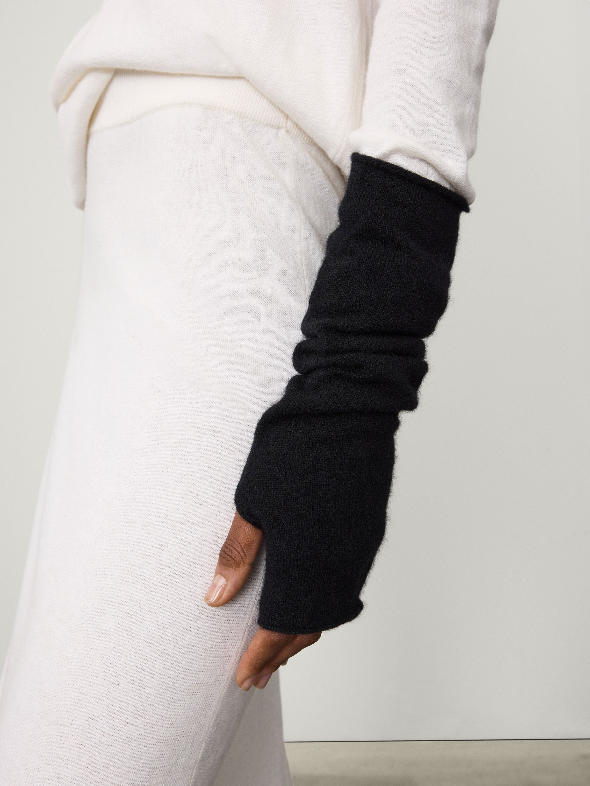 Aspen Arm Warmers Black | Cashmere | LISA YANG
