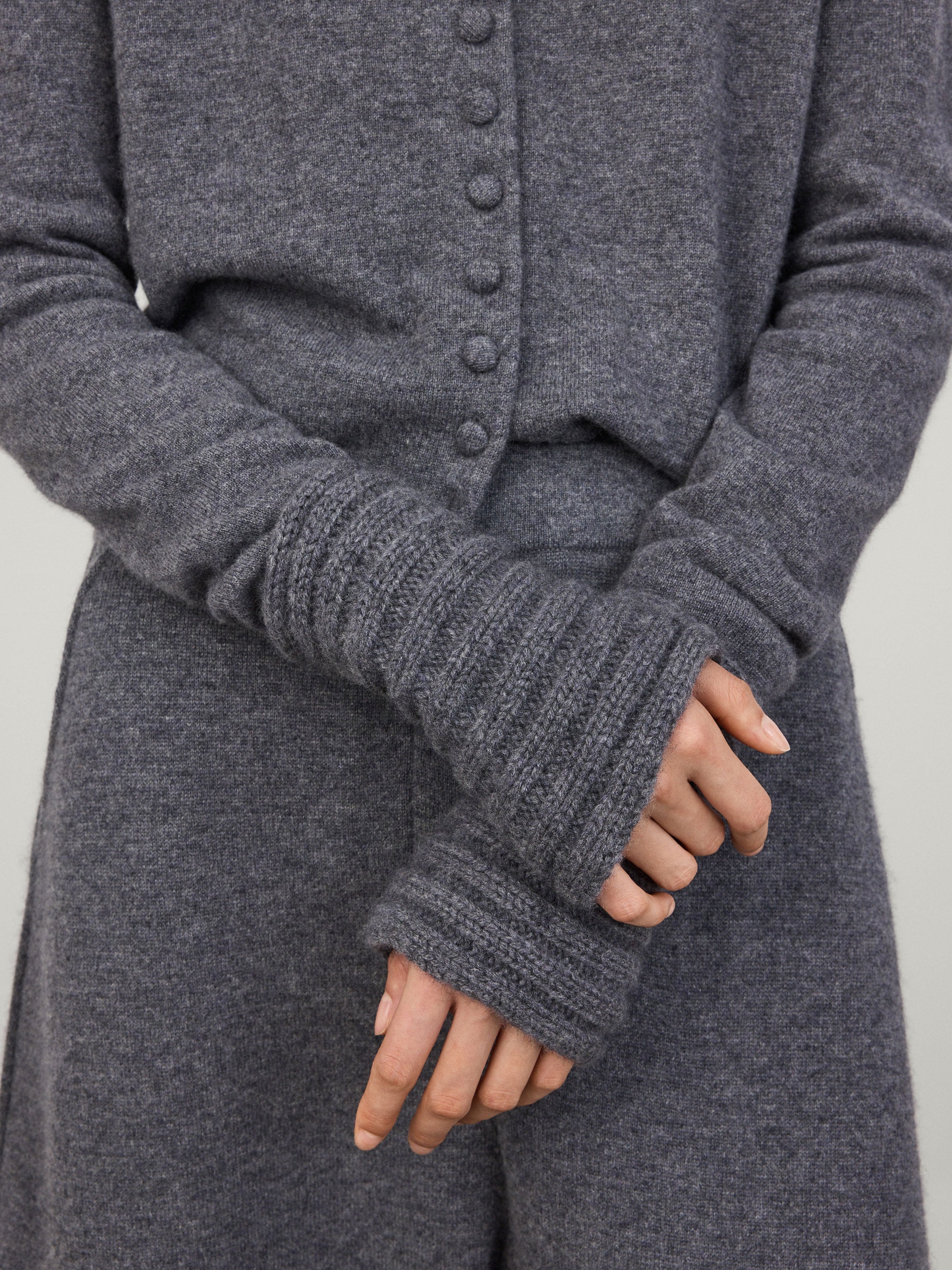 Zarie Arm Warmers Graphite | Cashmere | LISA YANG