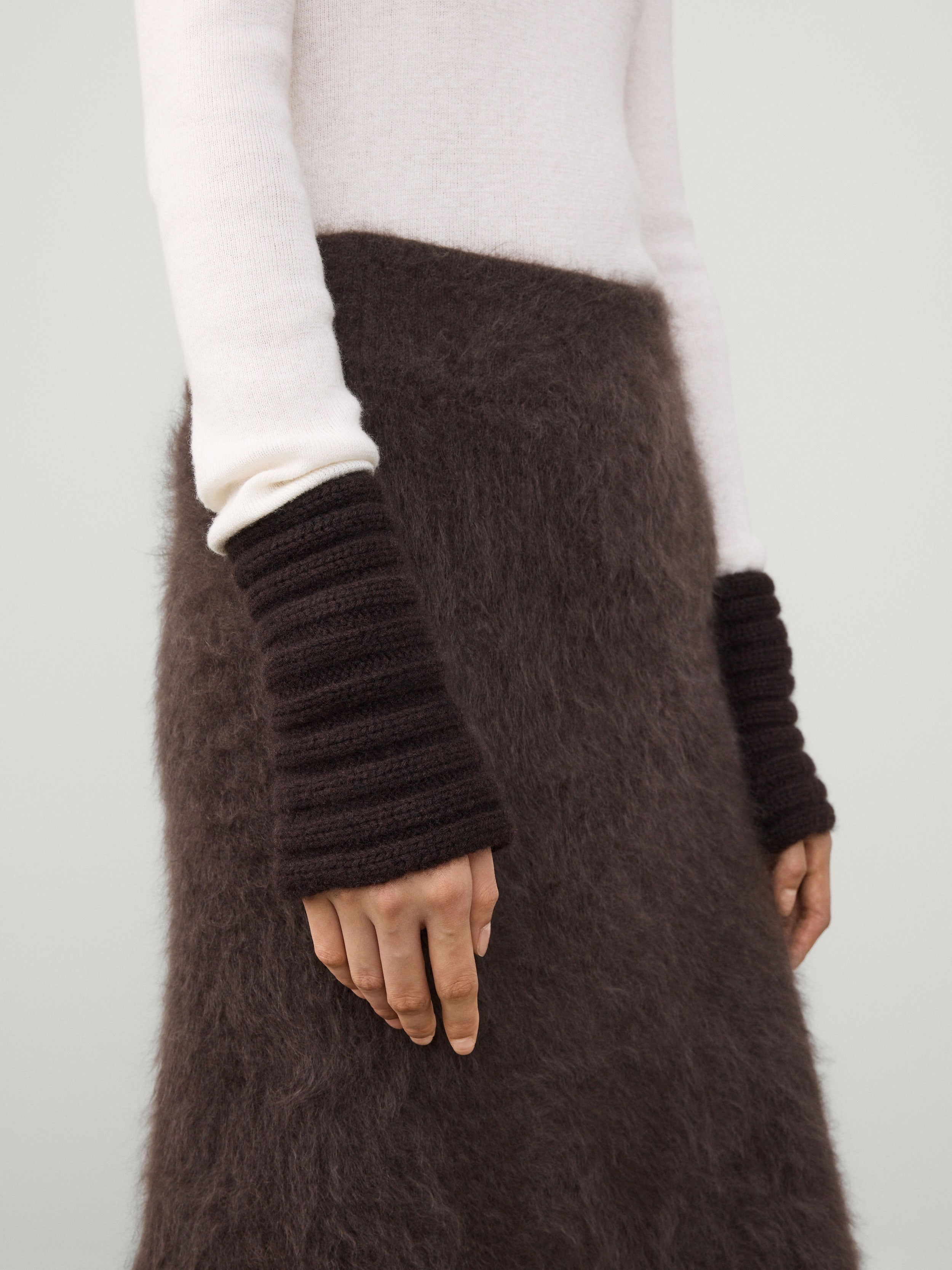 Zarie Arm Warmers Dark Oak | Cashmere | LISA YANG