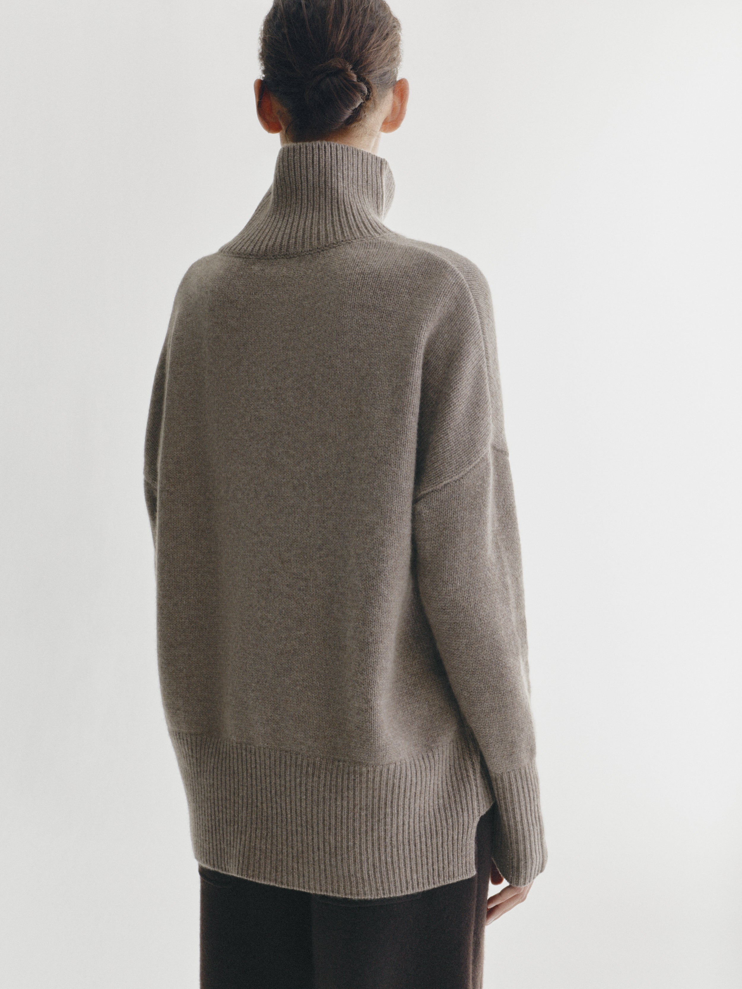 だ*る様 giza highgauge knit halfsleeved car Heidi Sweater Truffle | Cashmere | LISA YANG