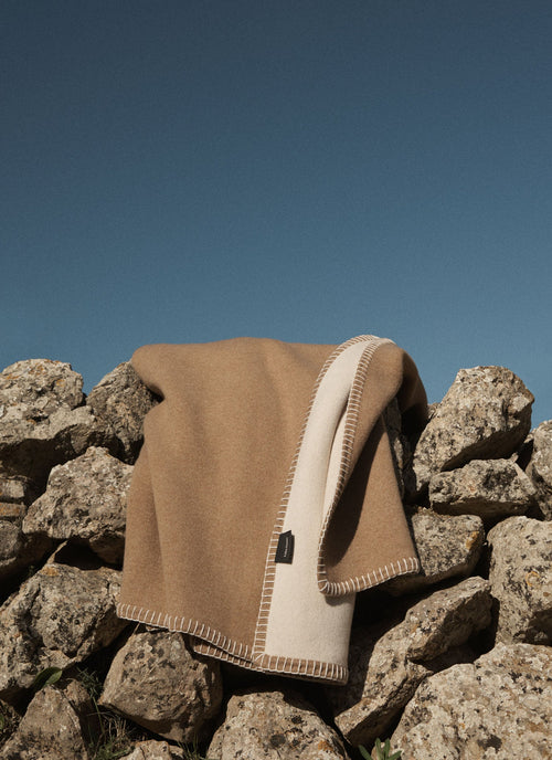 Stockholm Blanket Walnut, Pearl & Cream | Lisa Yang | Light brown & white blanket in 100% cashmere